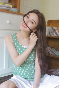 我和年轻的女教师观看